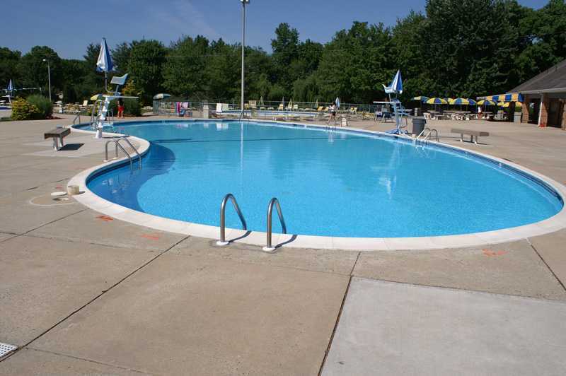 deluxe frosted family pool